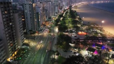 Santos Sao Paulo Brezilya sahil şehrinin gece manzarası. Sao Paulo 'nun Güney Sahili' nin gece hayatı manzarası. Tropik seyahat rotası ve kıyı manzarası.