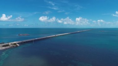 Florida Keys takımadalarındaki göz kamaştırıcı adaların geniş bir manzarası var. Tropik ufuk çizgisi. Seyahat güzergahı. Turkuaz körfez suyu.