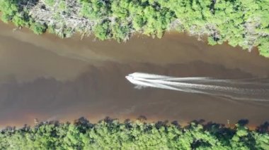 Itanhaem Sao Paulo Brezilya sahil şehrindeki canlı nehir manzarası yayılıyor. Sao Paulo eyaletinin güney kıyısında. Tropik bir manzara. Seyahat yerleri. Tatil seyahati. Popüler turizm simgesi.