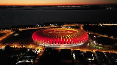 Porto Alegre Brezilya şehir merkezindeki spor merkezi stadyumunda gün batımı. Rio Grande do Sul Eyaleti. Şehrin turizm simgesi olan şehir manzarası. Tarihi merkez.