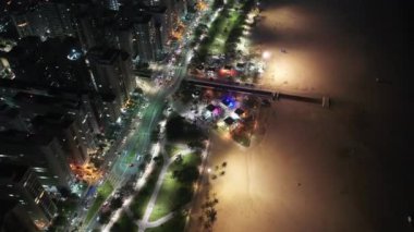 Santos Sao Paulo Brezilya sahil şehrinin gece manzarası. Sao Paulo 'nun Güney Sahili' nin gece hayatı manzarası. Tropik seyahat rotası ve kıyı manzarası.