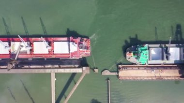 Brezilya 'nın Santos limanında geniş çaplı bir nakliye gemisi var. Liman kanalında konteyner gemisi var. Santos Sao Paulo Brezilya Limanı. Yük gemisi. Deniz Taşımacılığı.