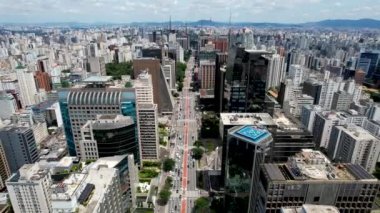 Sao Paulo Brezilya şehir merkezindeki Paulista Bulvarı 'nın en iyi manzarası. Şehrin tarihi bulvarının çarpıcı manzarası. Kentsel antenler.