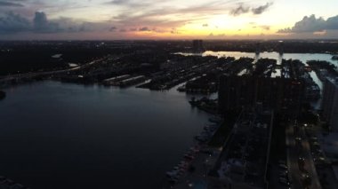 Amerika Birleşik Devletleri 'nin ünlü kıyı kenti Miami' deki huzur dolu hava manzarası. Seyahat yerleri. Tropik bir manzara. Tatil gezisi.