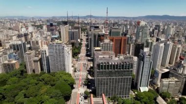 Sao Paulo Brezilya şehir merkezindeki Paulista Bulvarı. Şehrin turizm tarihi caddesinin çarpıcı manzarası. Kentsel antenler.