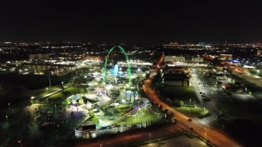 Orlando Florida USA şehir merkezindeki eğlence parkında gece manzarası. Lunaparktaki gece eğlencesi. Orlando Florida şehir merkezinde renkli bir eğlence..