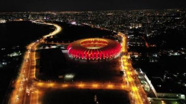 Porto Alegre Brezilya şehir merkezindeki spor merkezi stadyumunda gün batımı. Rio Grande do Sul Eyaleti. Şehrin turizm simgesi olan şehir manzarası. Tarihi merkez.