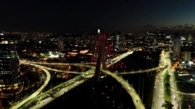 Gece Sao Paulo Brezilya şehir merkezi. Şehir merkezinin tarihi merkezi. Şehir simgesi şehrin geniş metropol manzarasını gece boyunca tarıyor. Caddelerdeki binalar ve trafik.
