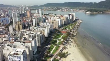 Kıyı şehri Santos Sao Paulo Brezilya 'nın havadan geniş bir alanı. Sao Paulo 'nun Güney Sahili' nin popüler sahil seyahatleri. Tropik seyahat ve kıyı manzarası.