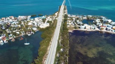 Florida Keys takımadalarındaki göz kamaştırıcı adaların geniş bir manzarası var. Tropik ufuk çizgisi. Seyahat güzergahı. Turkuaz körfez suyu.