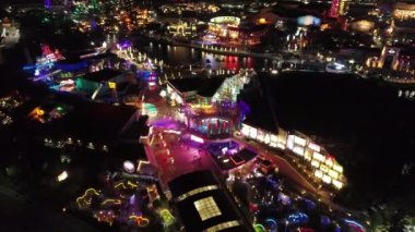 Orlando Birleşik Devletleri şehir merkezindeki lunaparktaki aydınlanma manzarası. Lunaparktaki gece eğlencesi. Orlando Florida şehir merkezi, Birleşik Devletler.