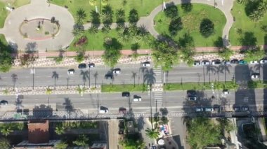Kıyı şehri Santos Sao Paulo Brezilya 'nın her yerine yayılmış durumda. Popüler sahil manzarası. Sao Paulo 'nun güney sahili tropik seyahat için. Kıyı manzarası.