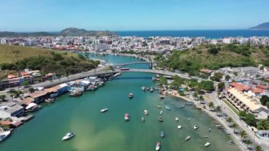 Rio de Janeiro Brezilya 'nın kıyı kenti Lakes Region turizm bölgesinin turkuaz suyu. Brezilya Karayipleri. Yaz seyahatleri. Tropikal manzara.