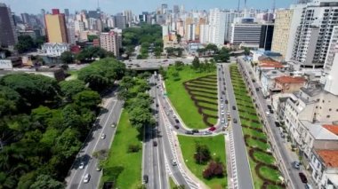 Sao Paulo şehir merkezindeki East Radial karayolu ile 23 Mayıs bulvarı arasında geniş çaplı bir kavşak var. Şehrin doğu ve batı bölgeleri. Ulaşım manzarası.