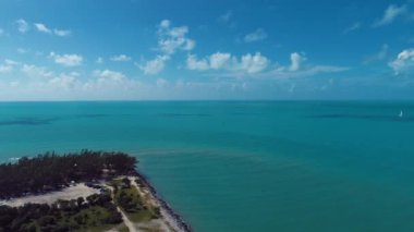 Florida Keys takımadalarındaki göz kamaştırıcı adaların panorama manzarası. Tropik ufuk çizgisi. Seyahat güzergahı. Turkuaz körfez suyu.