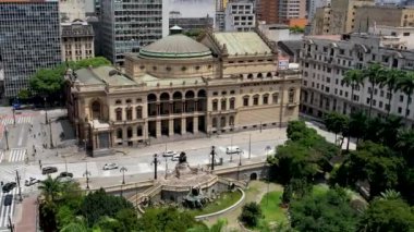 Sao Paulo Belediye Tiyatrosu Sao Paulo Brezilya şehir merkezinde. Şehrin tarihi merkezinin çarpıcı manzarası. Sao Paulo 'nun tarihi merkezinin ortaçağ binaları ve viyadikleri. Seyahat yerleri.