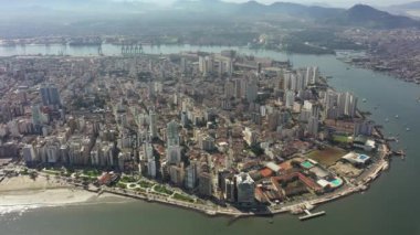 Kıyı şehri Santos Sao Paulo Brezilya 'nın her yerine yayılmış durumda. Popüler sahil manzarası. Sao Paulo 'nun güney sahili tropik seyahat için. Kıyı manzarası.