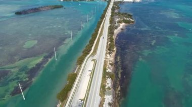 Florida Keys takımadalarındaki göz kamaştırıcı adaların panorama manzarası. Tropik ufuk çizgisi. Seyahat güzergahı. Turkuaz körfez suyu.