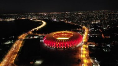 Porto Alegre Brezilya şehir merkezindeki spor merkezi stadyumunda gün batımı. Rio Grande do Sul Eyaleti. Şehrin turizm simgesi olan şehir manzarası. Tarihi merkez.