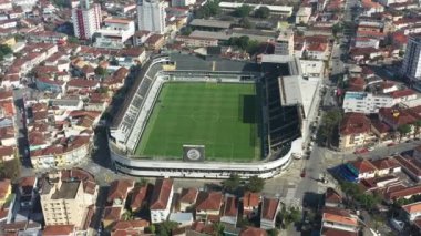 Sao Paulo Brezilya 'nın Coastal City şehrindeki ünlü Urbano Caldeira Stadyumu' nun geniş bir yelpazesi var. Spor merkezi stadyum sahası. Futbol sahası hava manzarası.