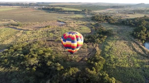 全景孤立的热气球在乡间风景 色彩艳丽的热气球航景 气球升空了农村森林景观 体育探险热气球 — 图库视频影像