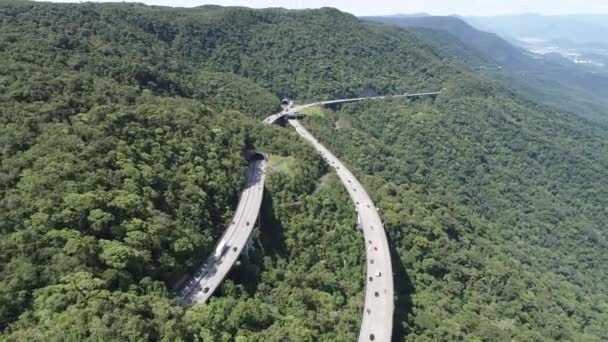 Luchtlandschap Van Imigrantes Snelweg Bij Groene Bossen Bergen Verkeer Beroemde — Stockvideo