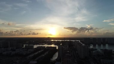 Amerika Birleşik Devletleri 'nin ünlü sahil şehri Miami' de çarpıcı manzaralar yayıyor. Seyahat yerleri. Tropikal manzara
