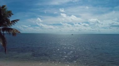 Florida Keys takımadalarındaki göz kamaştırıcı adaların geniş bir manzarası var. Tropik ufuk çizgisi. Seyahat güzergahı. Turkuaz körfez suyu.