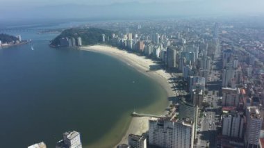 Sao Vicente Eyaleti Sao Paulo Brezilya 'nın havadan geniş bir alanı. Sao Paulo 'nun Güney Sahili' nin popüler sahil seyahatleri. Tropik seyahat ve kıyı manzarası.