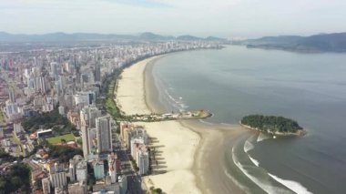 Sao Paulo Brezilya Sao Vicente eyaletinin geniş çaplı taraması. Popüler sahil manzarası. Sao Paulo 'nun güney sahili tropik seyahat için. Kıyı manzarası.