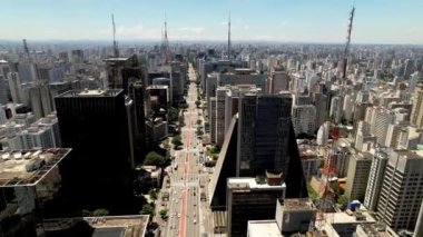 Sao Paulo Brezilya şehir merkezindeki Paulista Bulvarı. Şehrin turizm tarihi caddesinin çarpıcı manzarası. Kentsel antenler.