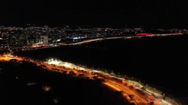 Porto Alegre şehri Brezilya 'nın gece manzarası. Brezilya 'nın ufuk çizgisi. Rio Grande do Sul Brezilya 'nın Porto Alegre şehrindeki binalar.