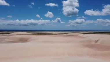Jericoacoara Ceara Brezilya. Brezilya 'nın Ceara eyaletindeki tatil gezileri için tropikal plaj manzarası. Seyahat varış noktası.
