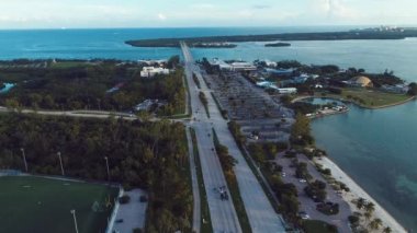 Amerika Birleşik Devletleri 'nin ünlü kıyı kenti Miami' deki huzur dolu hava manzarası. Seyahat yerleri. Tropik bir manzara. Tatil gezisi.