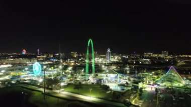 Orlando Florida USA şehir merkezindeki eğlence parkında gece manzarası. Lunaparktaki gece eğlencesi. Orlando Florida şehir merkezinde renkli bir eğlence..