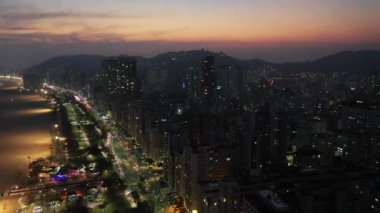 Santos Sao Paulo Brezilya sahil şehrinin gece manzarası. Sao Paulo 'nun Güney Sahili' nin gece hayatı manzarası. Tropik seyahat rotası ve kıyı manzarası.