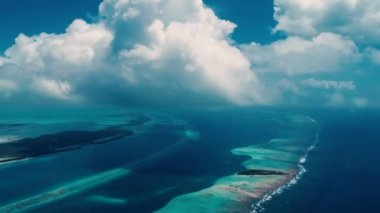Turkuaz suyla geniş bir tropikal ada manzarası. Karayip Denizi. Seyahat güzergahı. Los Roques Venezuela. Romantik manzara.