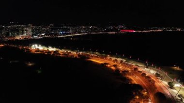 Porto Alegre Brezilya şehir merkezinin gece manzarası. Rio Grande do Sul Eyaleti. Şehrin turizm simgesi olan şehir manzarası. Tarihi merkez.