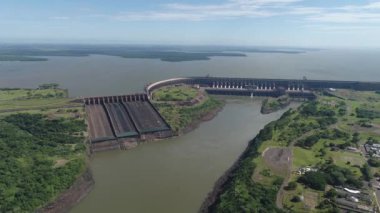 Itaipus Barajı Brezilya 'nın havadan görünüşü. Enerji üretimi.