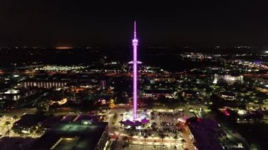 Orlando Birleşik Devletleri şehir merkezindeki lunaparktaki aydınlanma manzarası. Lunaparktaki gece eğlencesi. Orlando Florida şehir merkezi, Birleşik Devletler.
