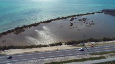 Florida Keys takımadalarındaki göz kamaştırıcı adaların panorama manzarası. Tropik ufuk çizgisi. Seyahat güzergahı. Turkuaz körfez suyu.