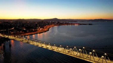 Florianopolis şehir merkezi Santa Catarina Brezilya 'nın gece manzarası. Tropikal ada. Uluslararası tropik seyahat merkezleri.