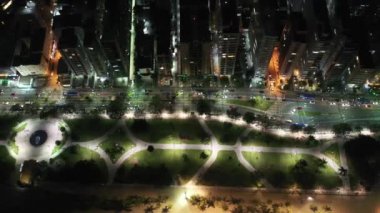 Santos Sao Paulo Brezilya sahil şehrinin gece manzarası. Sao Paulo 'nun Güney Sahili' nin gece hayatı manzarası. Tropik seyahat rotası ve kıyı manzarası.