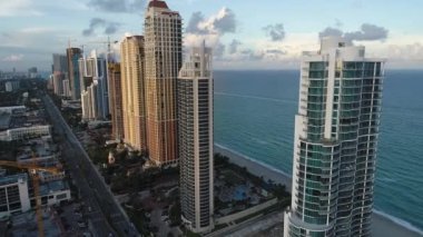 Amerika Birleşik Devletleri 'nin ünlü kıyı kenti Miami' deki huzur dolu hava manzarası. Seyahat yerleri. Tropik bir manzara. Tatil gezisi.