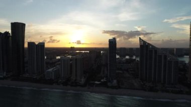Amerika Birleşik Devletleri 'nin ünlü kıyı kenti Miami' deki huzur dolu hava manzarası. Seyahat yerleri. Tropik bir manzara. Tatil gezisi.