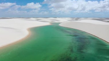 Brezilya 'nın yağmur suyu gölleri ve kum tepelerini geniş açıdan görebiliyoruz. Lencois Maranhens Maranhao. Uluslararası seyahat yerleri.
