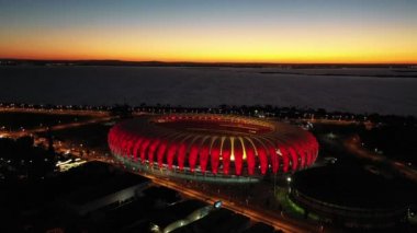 Porto Alegre Brezilya şehir merkezindeki spor merkezi stadyumunda gün batımı. Rio Grande do Sul Eyaleti. Şehrin turizm simgesi olan şehir manzarası. Tarihi merkez.