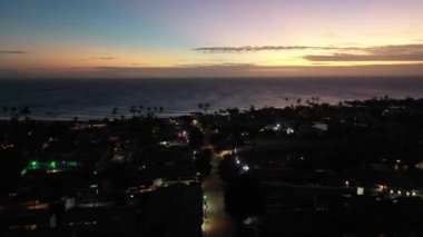 Jericoacoara Brezilya 'nın tarihi merkezinin gece manzarası. Barlar ve insanlarla dolu renkli bir gece hayatı manzarası. Tatil için gidilecek yer. Tropik seyahat.