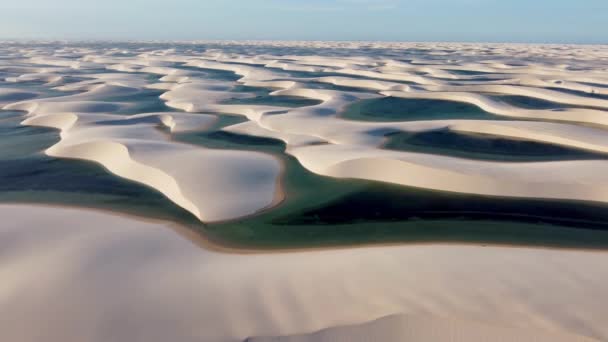 Weite Sicht Auf Brasiliens Wahrzeichen Die Regenwasserseen Und Sanddünen Lencois — Stockvideo