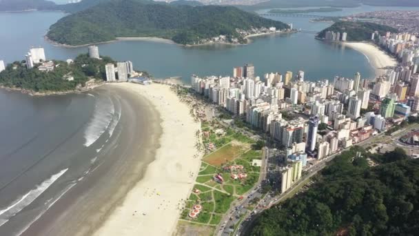 圣文森特州沿海城市的空中纵贯巴西圣保罗 圣保罗南部海岸受欢迎的海滩旅游目的地 热带旅游和沿海风景 — 图库视频影像